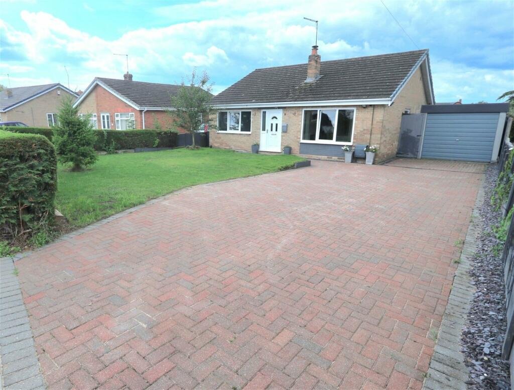 3 bedroom detached bungalow for sale in Oakfield, Saxilby, Lincoln, LN1