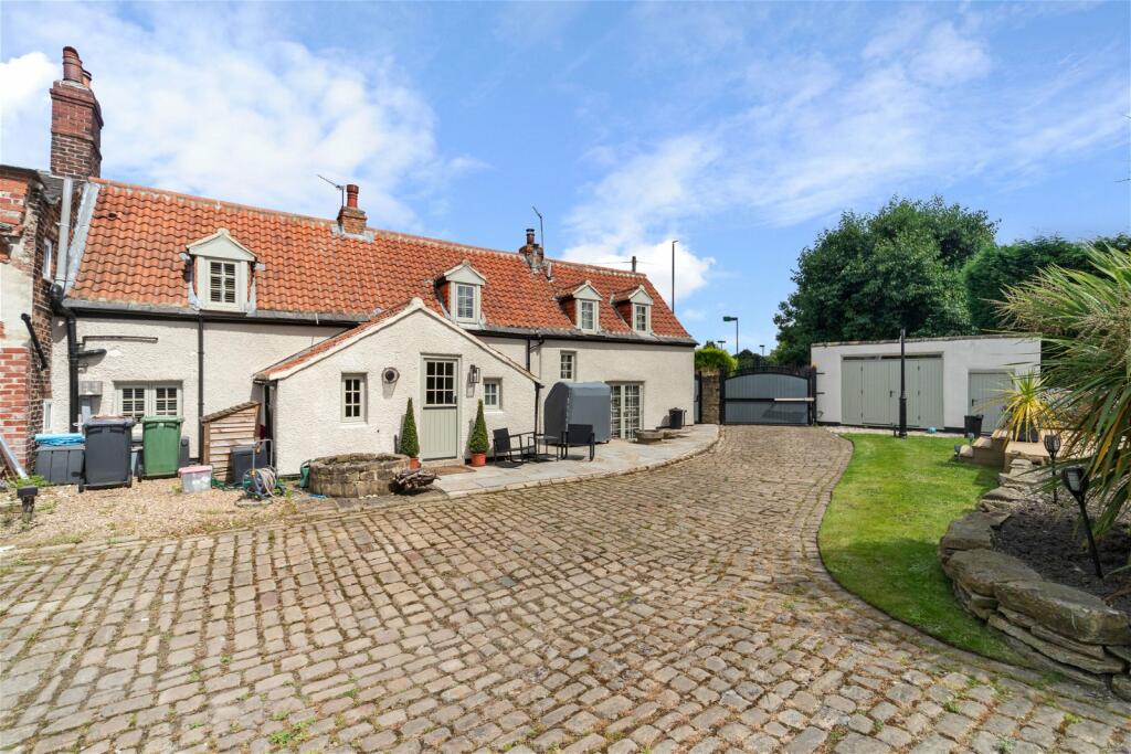 3 bedroom semidetached house for sale in Oulton Lane, Rothwell, Leeds