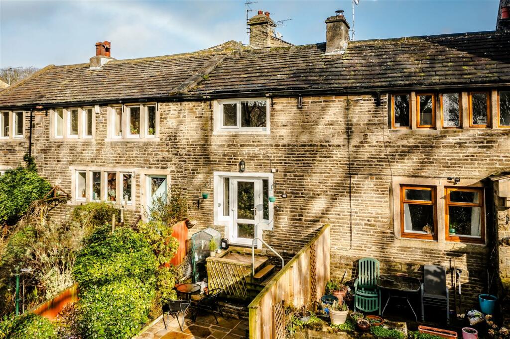 2 bedroom cottage for sale in Quarmby Fold, Huddersfield, HD3