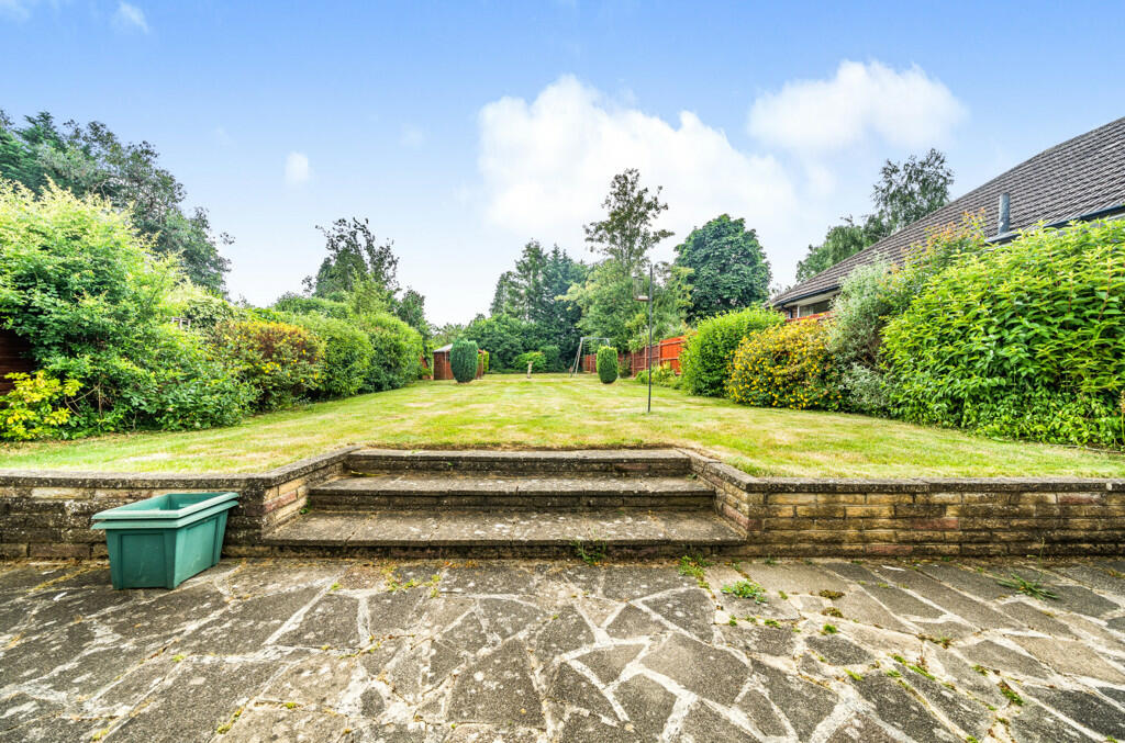 3 bedroom bungalow for sale in Woodstock Drive, Ickenham, Uxbridge, UB10