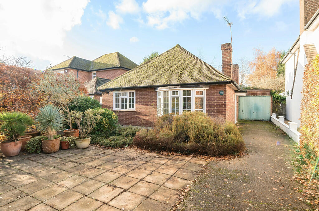 2 bedroom bungalow for sale in Thornhill Road, Ickenham, Uxbridge, UB10