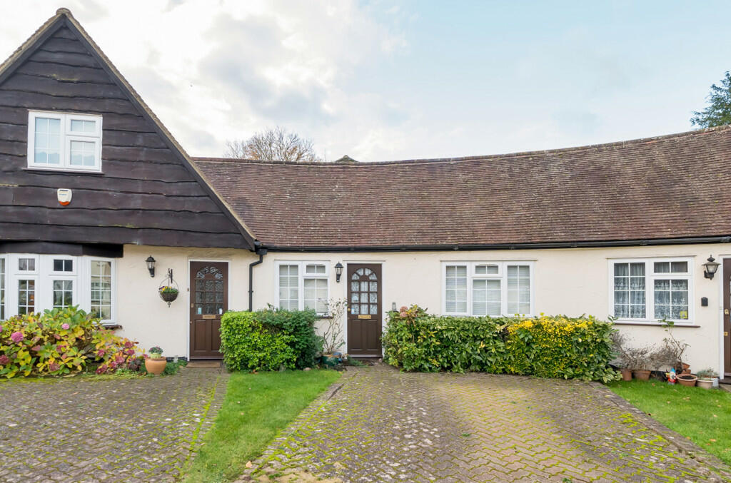 1 bedroom bungalow for sale in Ivy House Road, Ickenham, Uxbridge, UB10