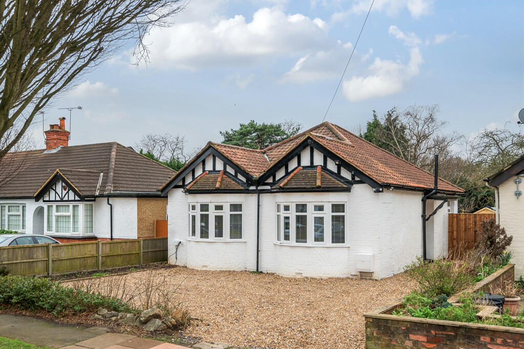 2 bedroom bungalow for sale in The Chase, Ickenham, Uxbridge, UB10