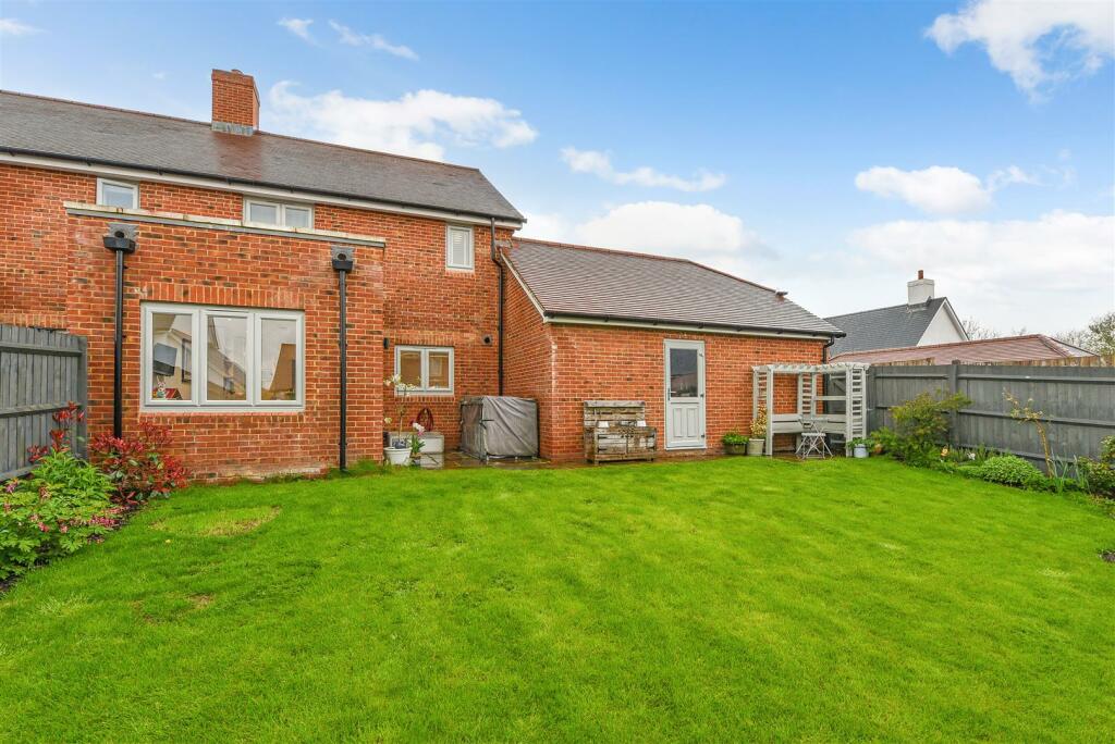 3 bedroom end of terrace house for sale in Stroud, Hampshire, GU32