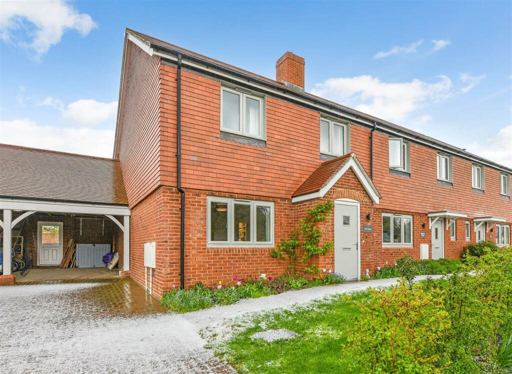 3 bedroom end of terrace house for sale in Stroud, Hampshire, GU32