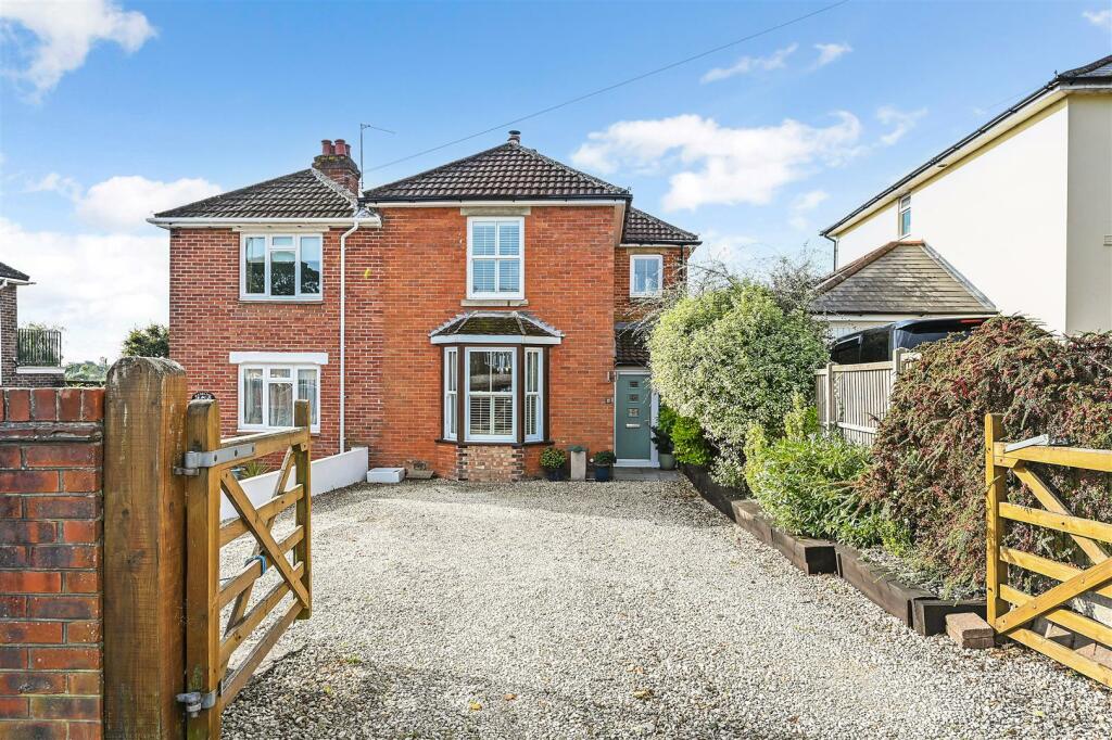 3 bedroom semidetached house for sale in Horndean, Hampshire, PO8