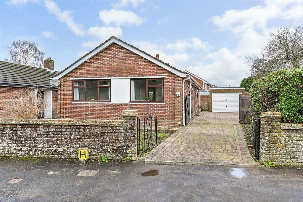 3 bedroom detached bungalow for sale in Horndean, Hampshire, PO8