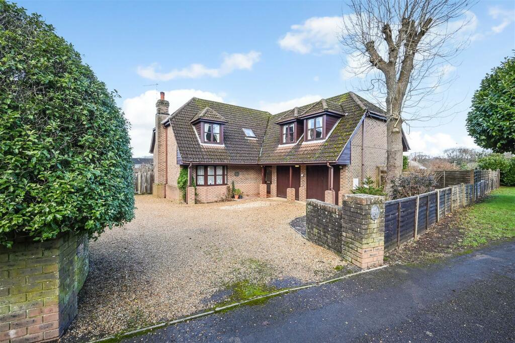 5 bedroom detached house for sale in Horndean, Hampshire, PO8