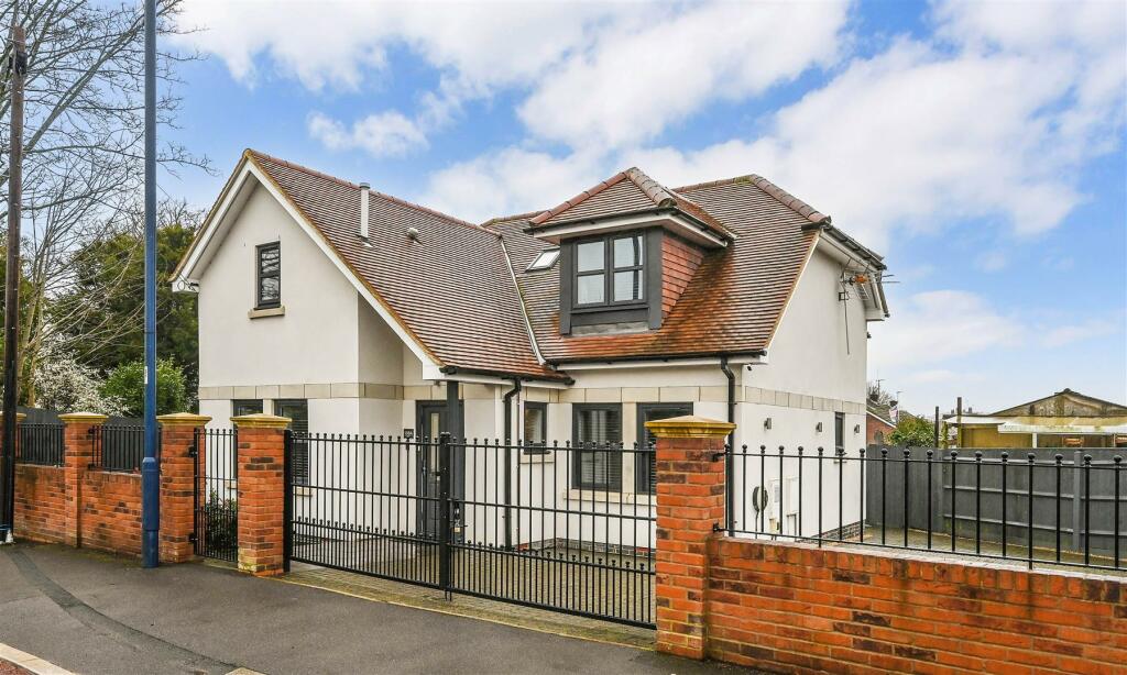 4 bedroom detached house for sale in Widley, Hampshire, PO7