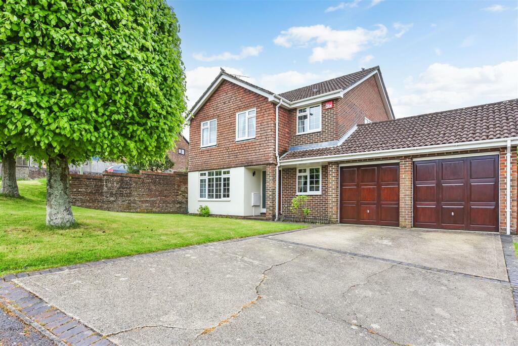 4 bedroom detached house for sale in Horndean, Hampshire, PO8