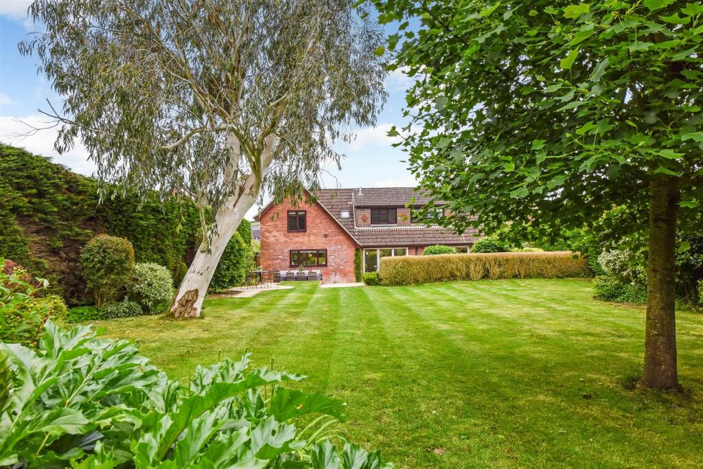 4 bedroom detached house for sale in Clanfield, Hampshire, PO8