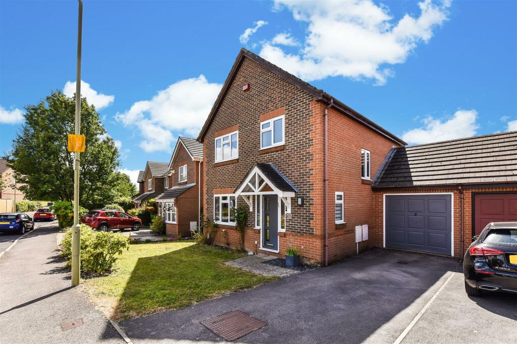 3 bedroom detached house for sale in Clanfield, Hampshire, PO8