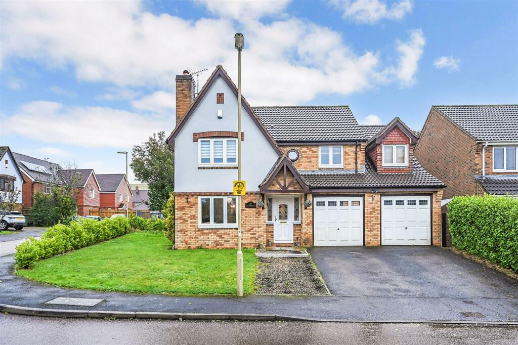 5 bedroom detached house for sale in Clanfield, Hampshire, PO8