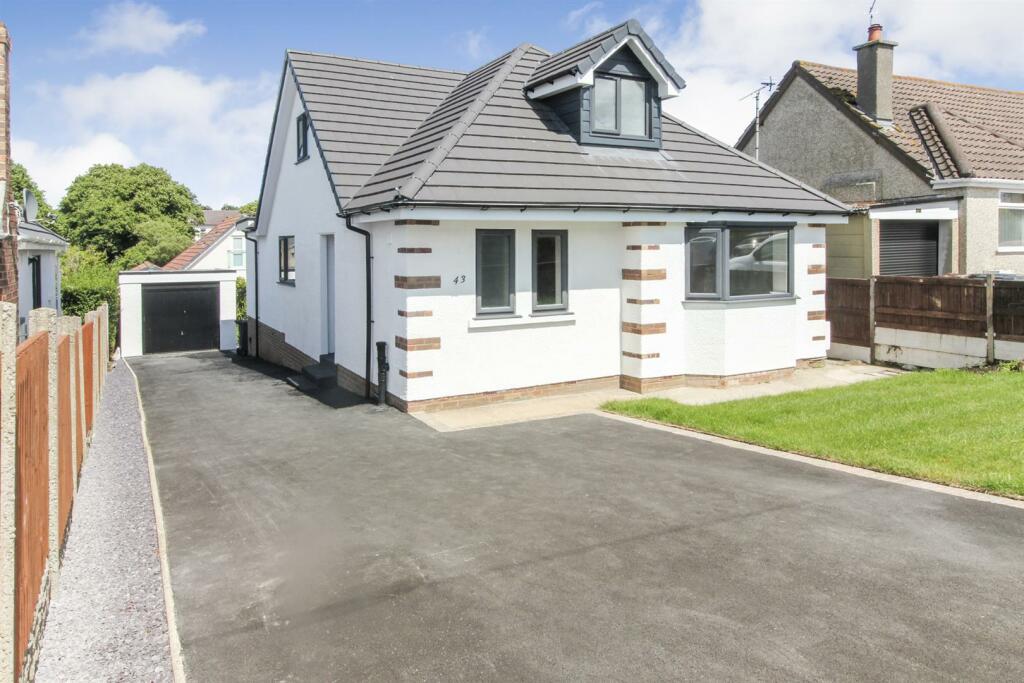 4 bedroom bungalow for sale in Cefn Y Bryn, Llanrhos, Conwy, LL30
