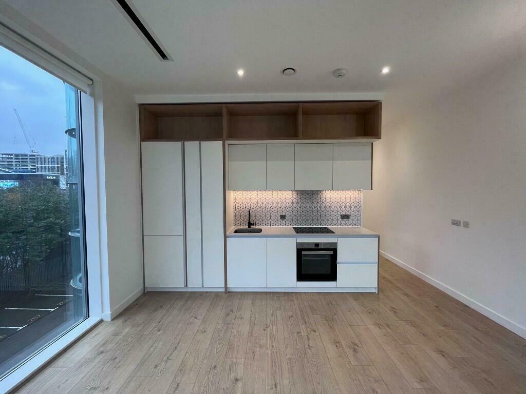 2 bedroom apartment for rent in Great West Road, London, TW8