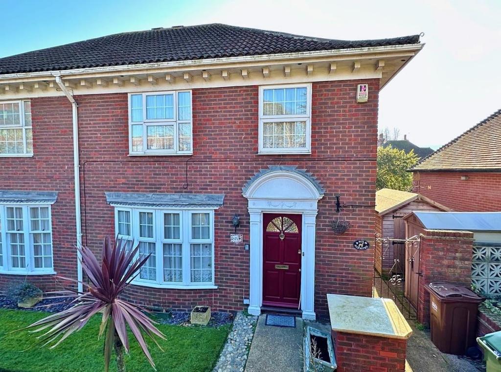 3 bedroom semidetached house for sale in Upperton Road, Eastbourne, BN21