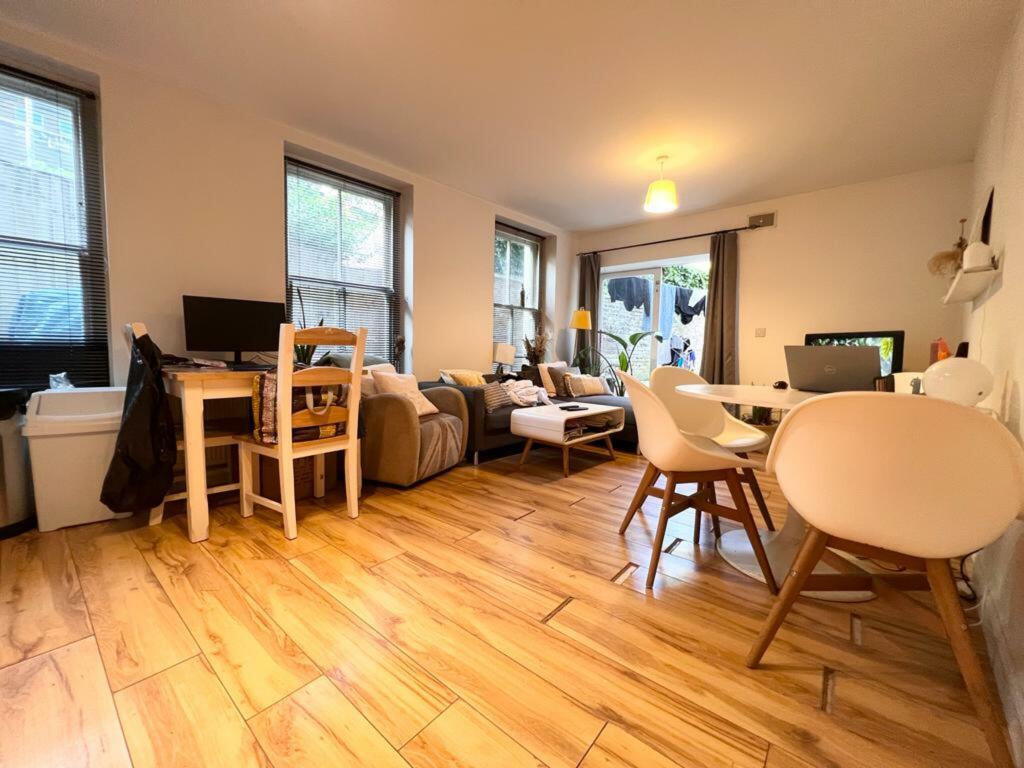 Main image of property: New Cross Road, SE14
