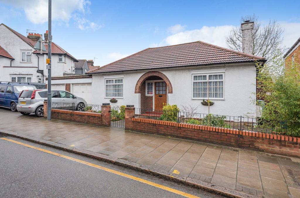 2 bedroom detached bungalow for sale in High Road, Harrow, HA3