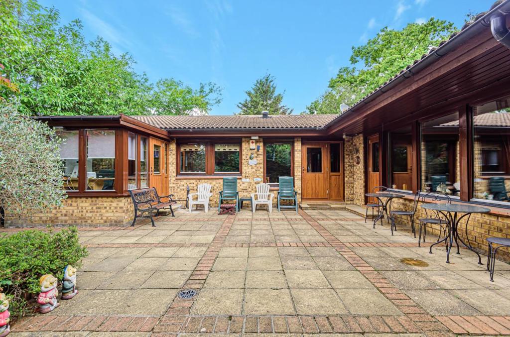 4 bedroom detached bungalow for sale in Old Church Lane, Stanmore, HA7