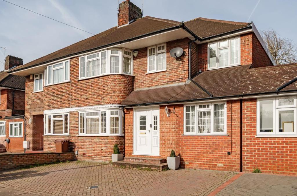 4 bedroom semidetached house for sale in Du Cros Drive, Stanmore, HA7