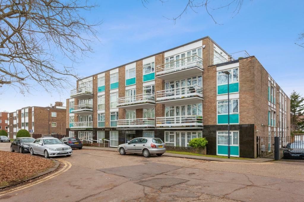 2 bedroom flat for sale in Stonegrove, Edgware, HA8