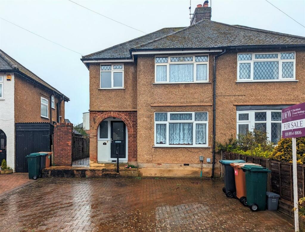 3 bedroom house for sale in Links Way, Croxley Green, WD3