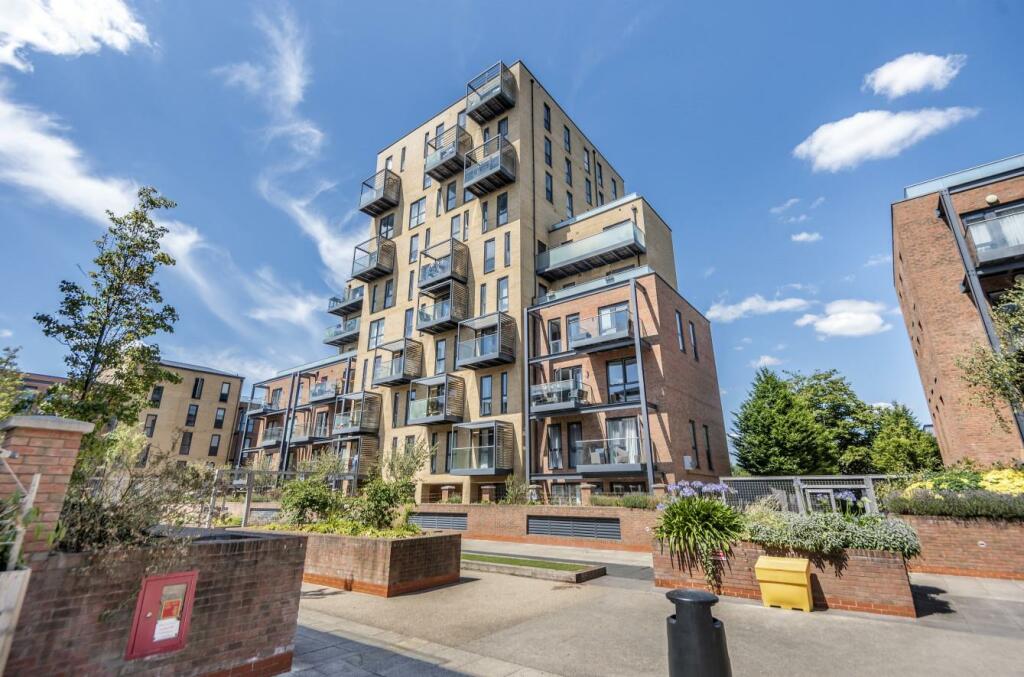 1 bedroom flat for sale in Hallington Court, Edgware Green, HA8