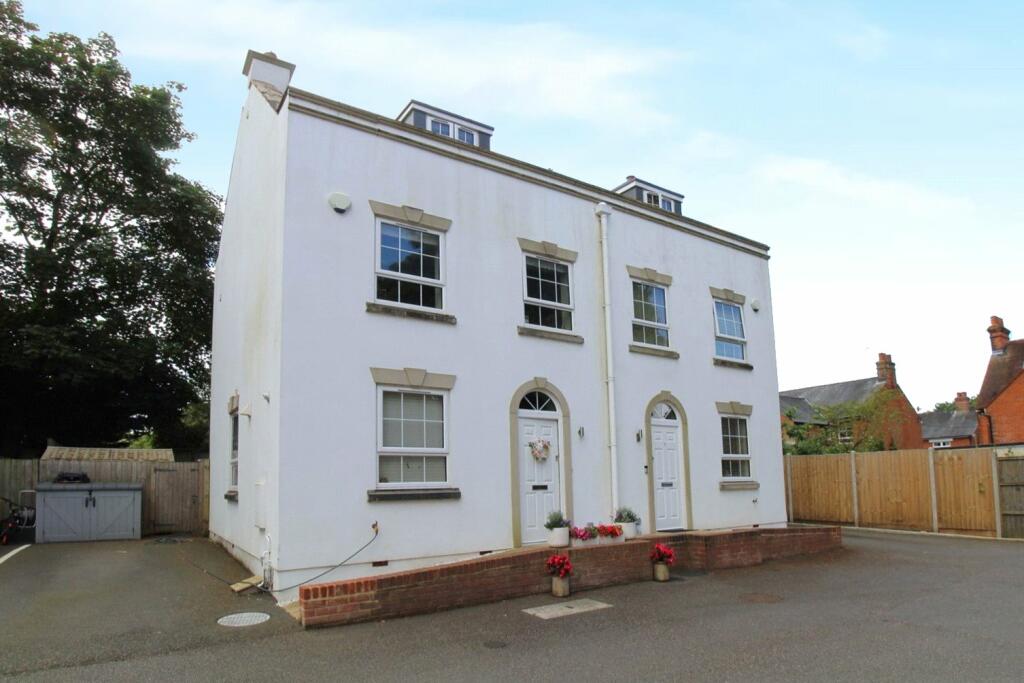 3 bedroom semidetached house for sale in Winchester Road, Basingstoke