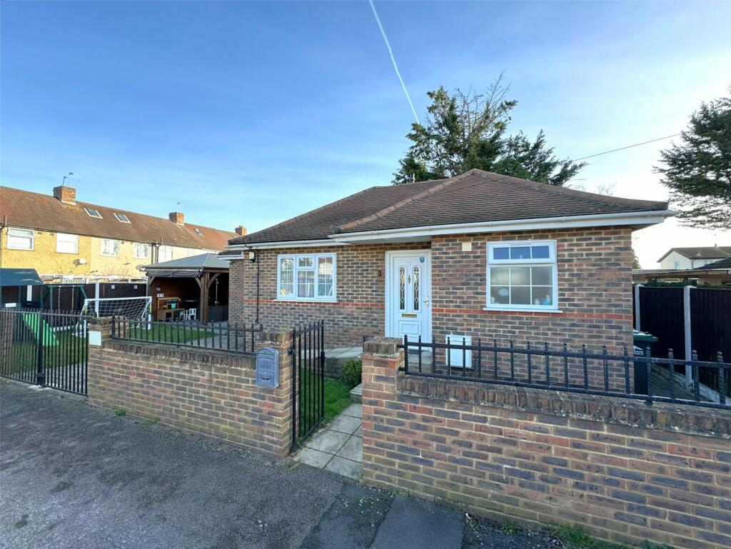 1 bedroom bungalow for sale in Longford Avenue, Stanwell, Surrey, TW19