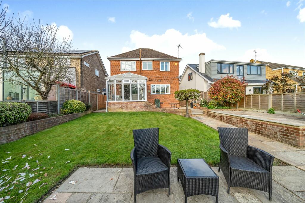 4 bedroom detached house for sale in Hythe End Road, Wraysbury, Surrey, TW19