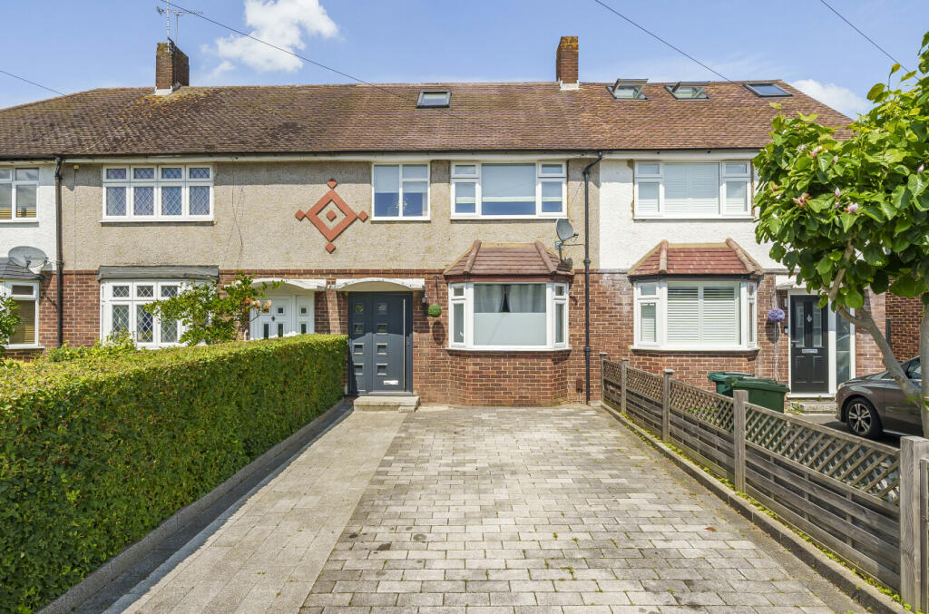3 bedroom terraced house for sale in Hogarth Avenue, Ashford, Surrey, TW15