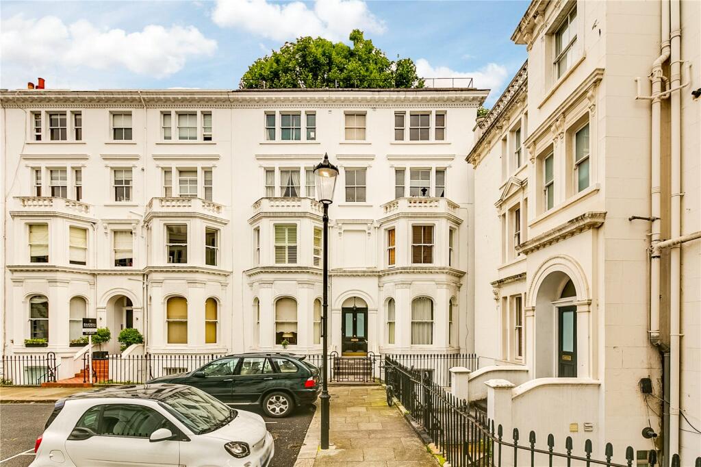 2 bedroom apartment for sale in Strathmore Gardens, London, W8