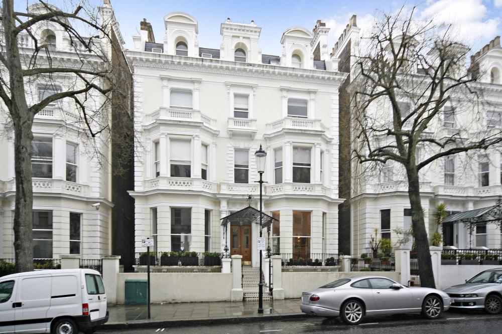 3 bedroom ground floor flat for sale in Holland Park, London, W11, W11