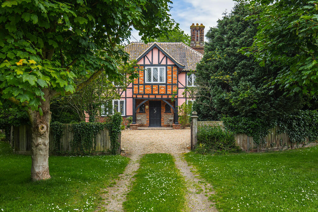 4 bedroom detached house for sale in West Runton, NR27