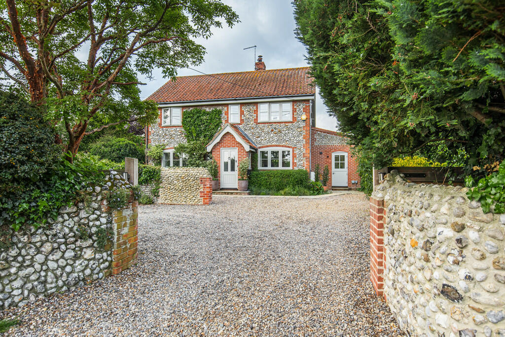 4 bedroom cottage for sale in Wiveton, NR25