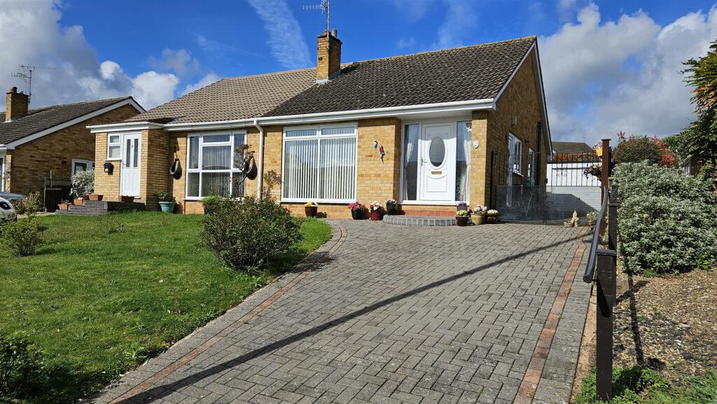 2 bedroom semi-detached bungalow for sale in Monarch Drive, Worcester, WR2