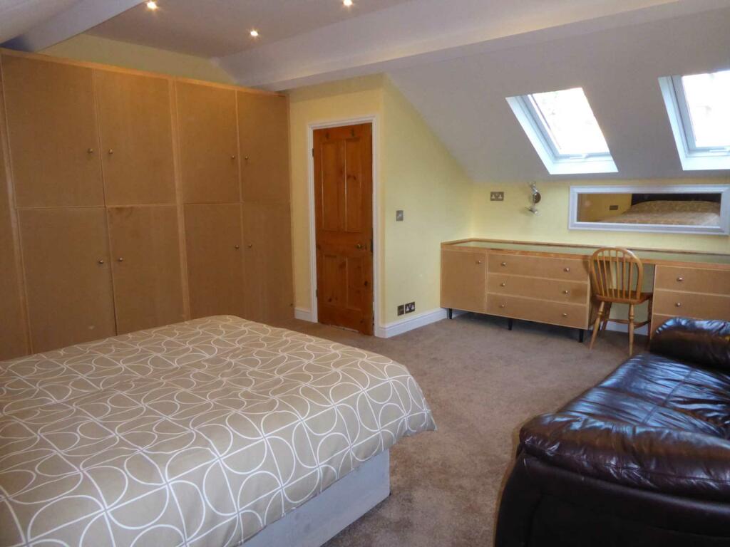 House share for rent in Church Road, Earley, RG6