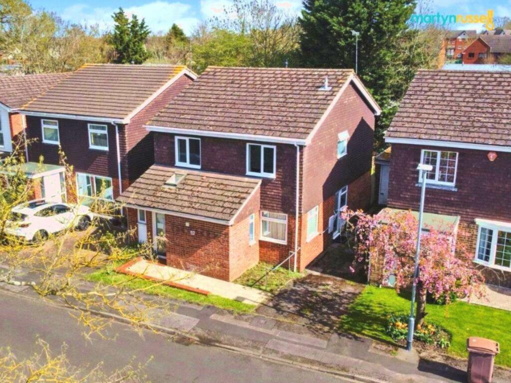 5 bedroom detached house for sale in Delane Drive, Winnersh, RG41
