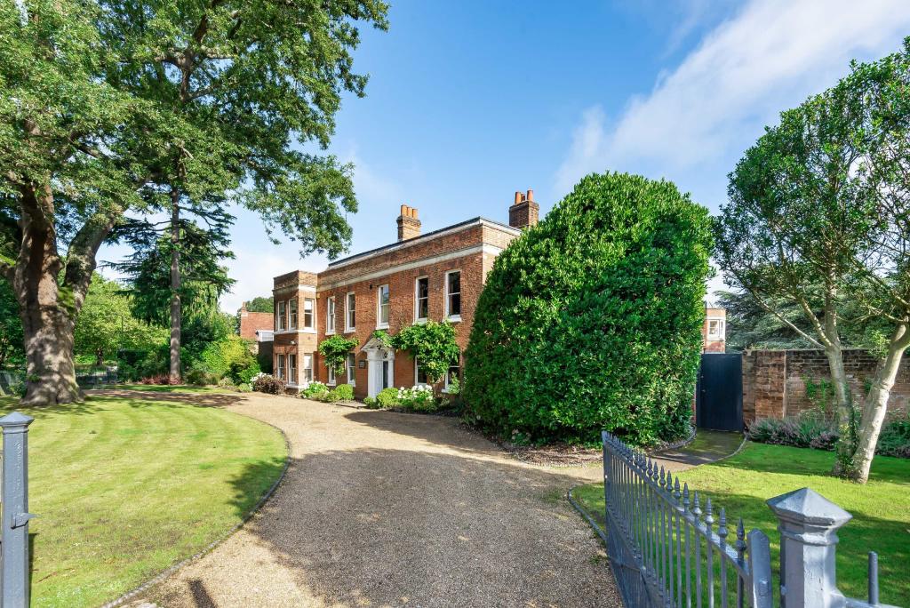 6 bedroom house for sale in Dury Road, Hadley Green, Hertfordshire, EN5