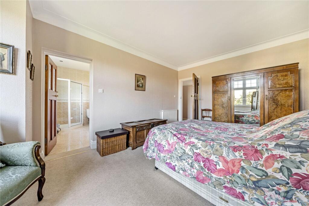 3 bedroom detached house for sale in Hillside Gardens, EN5