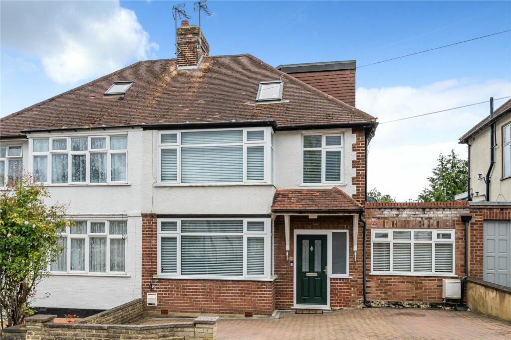 4 bedroom semidetached house for sale in Woodfall Avenue, EN5