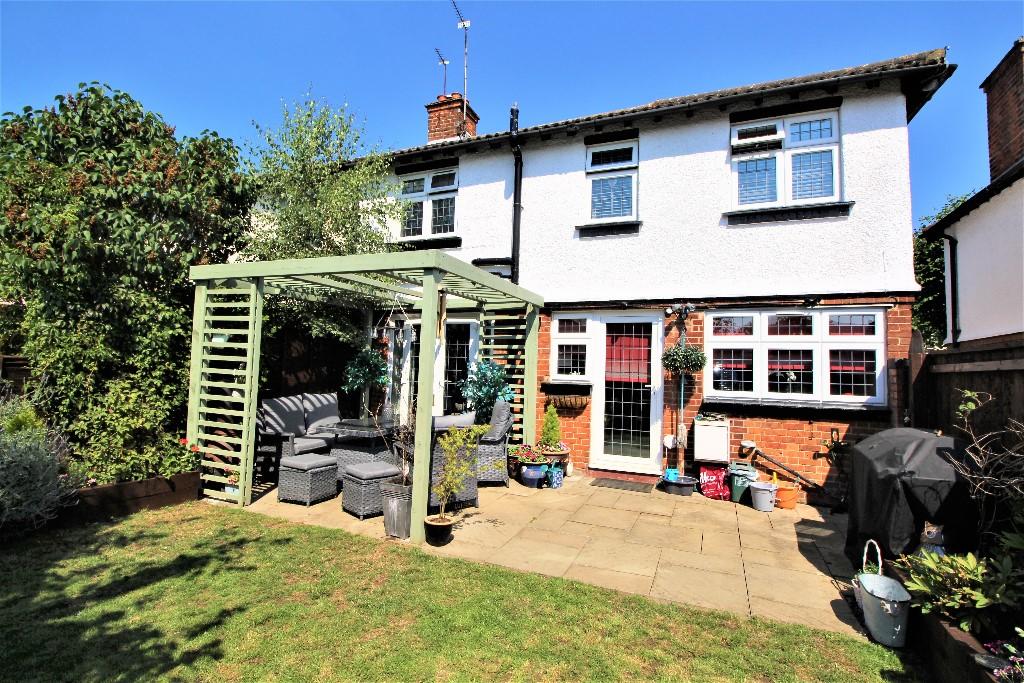 3 bedroom semidetached house for sale in Walton Way, Aylesbury