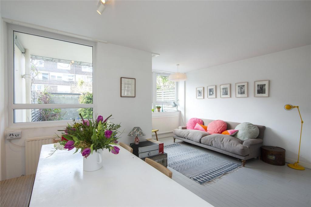 3 bedroom flat for sale in Banbury Road, London, E9