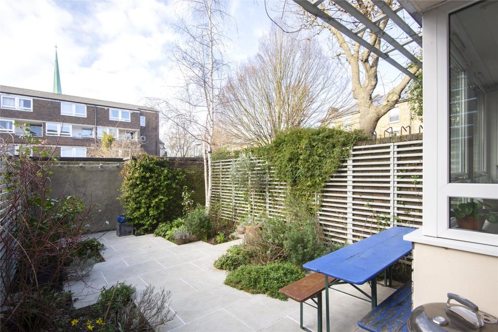 3 bedroom flat for sale in Banbury Road, London, E9