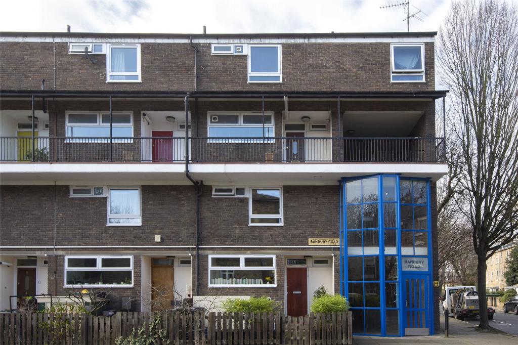 3 bedroom flat for sale in Banbury Road, London, E9