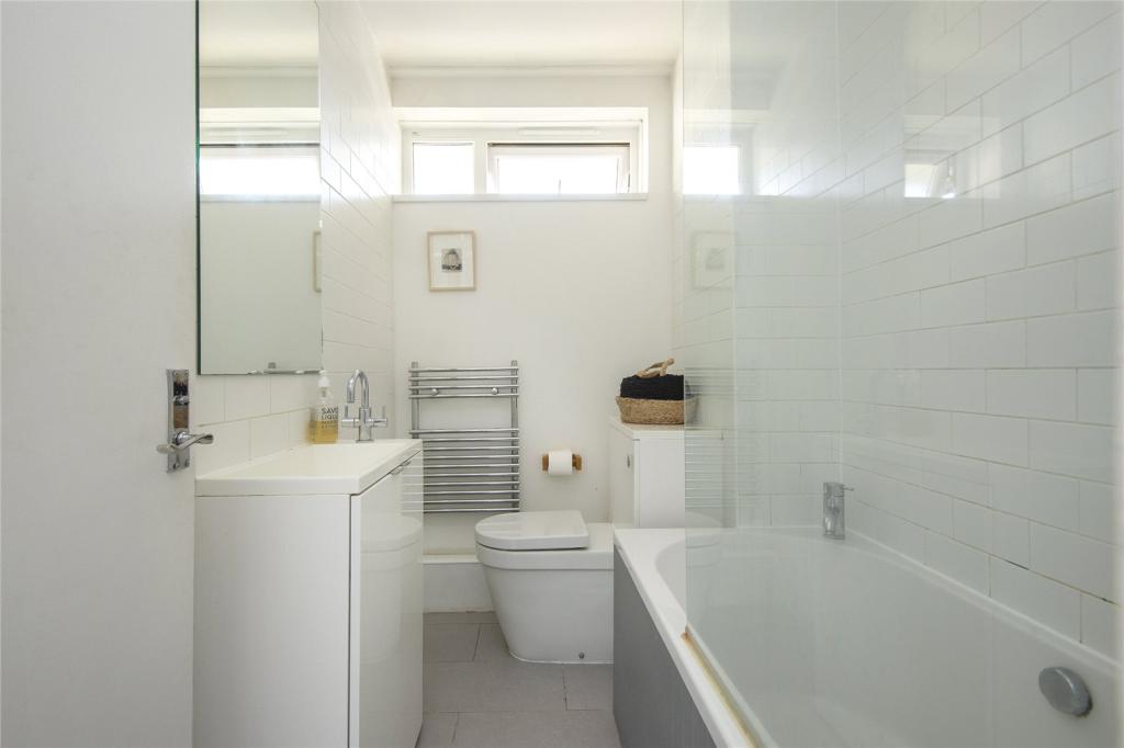 3 bedroom flat for sale in Banbury Road, London, E9