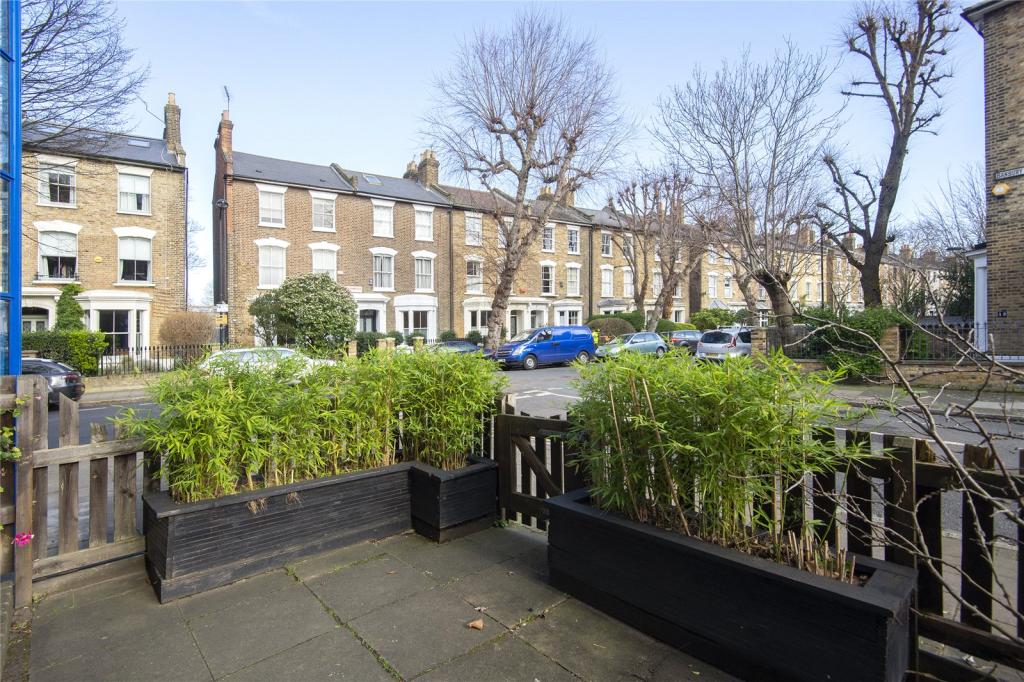 3 bedroom flat for sale in Banbury Road, London, E9