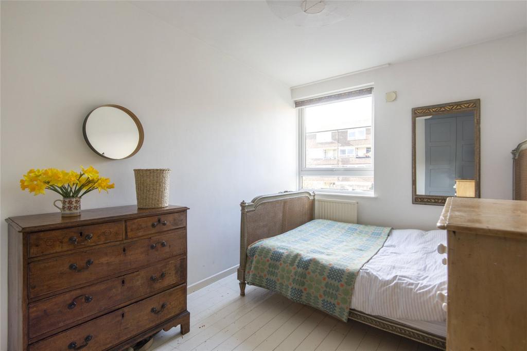 3 bedroom flat for sale in Banbury Road, London, E9