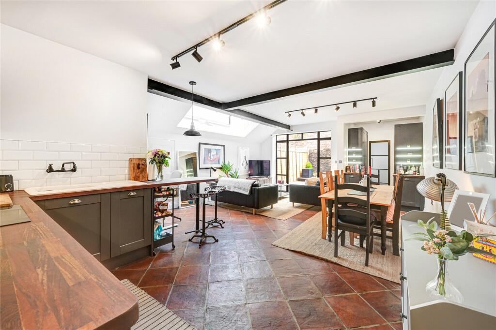 2 bedroom apartment for rent in Sterne Street, London, W12