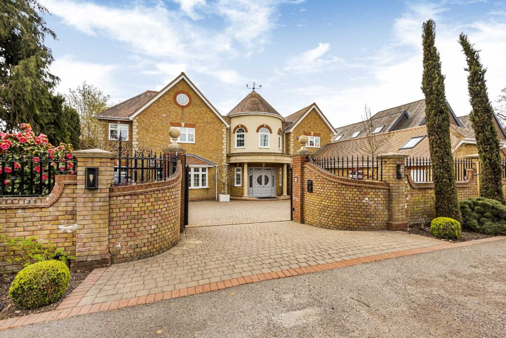 7 bedroom detached house for sale in East Ridgeway, Cuffley